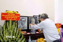Tổng Bí thư, Chủ tịch nước Tô Lâm dâng hương tưởng nhớ Tổng Bí thư Nguyễn Văn Linh. (Ảnh: Thống Nhất/TTXVN)