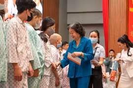 Bà Trương Mỹ Hoa, Nguyên Phó Chủ tịch nước, Chủ tịch Quỹ Học bổng Vừ A Dính, Chủ nhiệm Câu lạc bộ “Vì Hoàng Sa-Trường Sa thân yêu” trao quà Tết cho các bệnh nhân.
