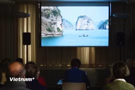 Vịnh Hạ Long hiện lên trong phim của Nhà làm phim người Đức Arno Wehrmann. (Ảnh: Vietnam+)