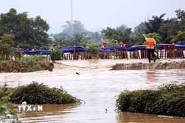 Đoạn đê bối sông Cầu bị vỡ tại khu vực Tổ 33, phường Phan Đình Phùng. (Ảnh: Trần Trang/TTXVN)