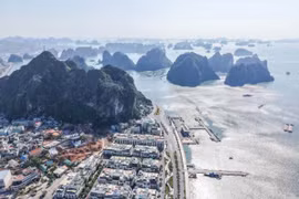 Quang cảnh tuyệt đẹp của thành phố Hạ Long với các đảo trên Vịnh Hạ Long bao bọc phía ngoài. (Ảnh: Hoàng Hiếu/TTXVN)