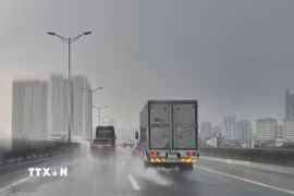 Hà Nội chiều tối có mưa rào và dông. (Ảnh: Nguyễn Thắng/TTXVN)