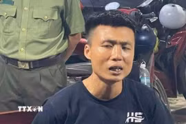 Tổ Cảnh sát giao thông Diên Khánh-Khánh Vĩnh kiểm tra một xe khách lưu thông trên tuyến và phát hiện Lê Văn Cường (sinh năm 1994, thường trú tỉnh Phú Thọ). (Ảnh: TTXVN phát)