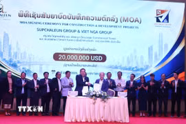 Lãnh đạo hai Tập đoàn trao Biên bản thỏa thuận hợp tác (MOA) và bắt tay chúc mừng sự thành công của Lễ ký kết. (Ảnh: Xuân Tú/TTXVN)