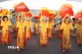 Tiết mục biểu diễn của Đoàn Việt Nam. (Ảnh: Xuân Vịnh/TTXVN)