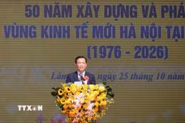 Chủ tịch UBND tỉnh Lâm Đồng Hồ Văn Mười đọc diễn văn tại Lễ kỷ niệm 50 năm xây dựng và phát triển Vùng kinh tế mới Hà Nội tại Lâm Đồng. (Ảnh: Nguyễn Dũng/TTXVN)