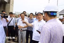 Phó Thủ tướng Hồ Đức Phớc kiểm tra tiến độ thi công Dự án thành phần 1, cao tốc Biên Hòa-Vũng Tàu qua bản đồ. (Ảnh: Công Phong/TTXVN)