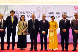 Đại sứ và Phu nhân (ở giữa) chụp ảnh kỷ niệm với Trưởng phái đoàn các nước ASEAN ở Bangladesh. (Ảnh do Đại sứ quán cung cấp)