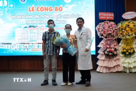 Bác sỹ phẫu thuật Bệnh viện đa khoa Đồng Nai chúc mừng bệnh nhân sau ca ghép thận thành công. (Ảnh: Lê Xuân/TTXVN)
