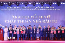 Tỉnh Điện Biên trao quyết định chấp thuận nhà đầu tư và biên bản ghi nhớ hợp tác giữa tỉnh và các nhà đầu tư. (Ảnh: Trung Kiên/TTXVN)