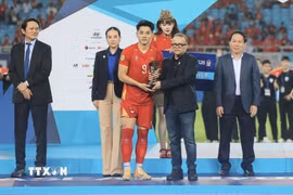 Đình Bắc nhận giải thưởng Cầu thủ xuất sắc nhất ASEAN Cup 2026. (Ảnh: Minh Quyết/TTXVN)