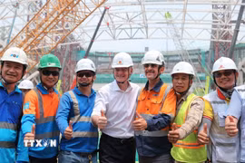 Chủ tịch FIFA Gianni Infantino tham quan khu vực dự án sân vận động PVF cùng nhà thi đấu trong nhà đang được xây dựng. (Ảnh: Minh Quyết/TTXVN)