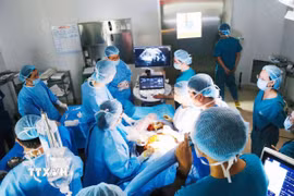 Các bác sỹ Bệnh viện Từ Dũ phối hợp cùng Bệnh viện Nhi đồng 1 Thành phố Hồ Chí Minh thực hiện can thiệp thông tim bào thai. (Ảnh: TTXVN phát)