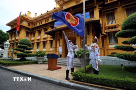 Lễ Thượng cờ ASEAN. (Ảnh: TTXVN phát)