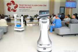 Phường Thủ Đức, TP. HCM đưa vào thử nghiệm robot hỗ trợ người dân đến làm thủ tục dịch vụ công trực tuyến. (Ảnh: Hữu Duyên/TTXVN)