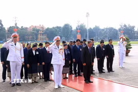 Đồng chí Vilay Lakhamphong, Ủy viên Bộ Chính trị, Thường trực Ban Bí thư Trung ương Đảng Nhân dân Cách mạng Lào cùng đoàn đại biểu đến đặt vòng hoa, vào Lăng viếng Chủ tịch Hồ Chí Minh. (Ảnh: Tuấn Anh/TTXVN)