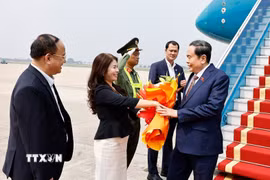 Phó Chủ nhiệm Văn phòng Quốc hội Lê Thu Hà; Phó Chủ nhiệm Văn phòng Quốc hội, Trợ lý Chủ tịch Quốc hội Nguyễn Tiến Khoa; Phó Chủ nhiệm Ủy ban Quốc phòng, An ninh và Đối ngoại Trần Đức Thuận đón Chủ tịch Quốc hội Trần Thanh Mẫn tại sân bay Quốc tế Nội Bài, Hà Nội. (Ảnh: Doãn Tấn/TTXVN)