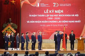 Tổng Bí thư, Chủ tịch nước Tô Lâm gắn Huân chương Lao động hạng Nhất tặng Đại học Bách Khoa Hà Nội. (Ảnh: Thống Nhất/TTXVN)
