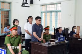 Bị cáo Nguyễn Văn Bảo Trung (áo đen) tại phiên tòa. (Ảnh: Phạm Minh Tuấn/TTXVN)