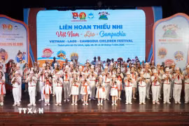 Tiết mục nhạc kèn do Đội Nghi lễ Nhà Thiếu nhi Thành phố Hồ Chí Minh biểu diễn tại lễ bế mạc liên hoan thiếu nhi 3 nước Việt Nam-Lào-Campuchia. (Ảnh: Trung Tuyến/TTXVN)