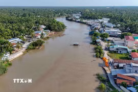 Sông Rạch Mọp đoạn qua xã Nhơn Mỹ, thành phố Cần Thơ xuất hiện hàng chục điểm sạt lở cả hai bên bờ sông. (Ảnh: Thanh Liêm/TTXVN)