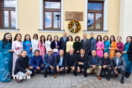 Biển đồng kỷ niệm chuyến thăm của Chủ tịch Hồ Chí Minh đến Thị trấn Horné Saliby năm 1957. (Ảnh: TTXVN phát)