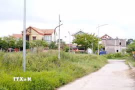 Tuyến đường nội khu và hệ thống thoát nước chưa hoàn thiện, tiềm ẩn nguy cơ mất an toàn cho người dân trong mùa mưa. (Ảnh: Thanh Thủy/TTXVN)