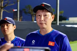 HLV Kim Sang-sik trả lời báo chí trước trận gặp Malaysia. (Nguồn: VFF)