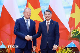 Thủ tướng Lê Minh Hưng và Thủ tướng Cộng hòa Ba Lan Donald Tusk tuyên bố nâng cấp quan hệ Việt Nam-Ba Lan lên Đối tác Chiến lược. (Ảnh: Dương Giang/TTXVN)