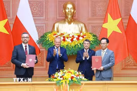 Thủ tướng Lê Minh Hưng và Thủ tướng Cộng hòa Ba Lan Donald Tusk chứng kiến trao Thỏa thuận hợp tác giữa Bộ Giáo dục và Đào tạo và Bộ Khoa học và Giáo dục đại học Cộng hoà Ba Lan về hợp tác trong lĩnh vực giáo dục đại học và nghiên cứu khoa học. (Ảnh: Dương Giang/TTXVN)