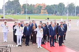 Thủ tướng Cộng hòa Ba Lan Donald Tusk viếng Chủ tịch Hồ Chí Minh. (Ảnh: Minh Đức/TTXVN)