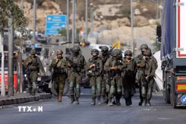 Binh sĩ Israel gác tại một điểm kiểm soát ở thành phố Hebron, Bờ Tây ngày 23/10/2026. (Ảnh: THX/TTXVN phát)
