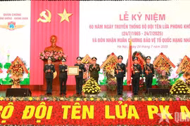 Thừa ủy quyền của Chủ tịch nước, Thượng tướng Nguyễn Văn Hiền trao Huân chương Bảo vệ Tổ quốc hạng Nhất tặng Quân chủng Phòng không-Không quân. (Nguồn: Báo Quân đội Nhân dân)