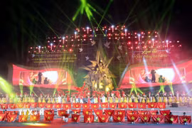 Chương trình nghệ thuật "Lam Hạ - khúc tráng ca bất hủ" tại lễ kỷ niệm. (Ảnh: Thanh Tuấn/TTXVN)