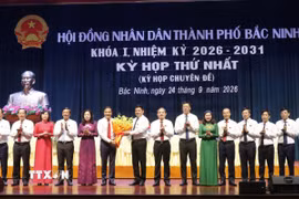 Lãnh đạo thành phố Bắc Ninh tặng hoa chúc mừng ông Đào Thanh Trường được bầu giữ chức Phó Chủ tịch Ủy ban Nhân dân thành phố. (Ảnh: Thanh Thương/TTXVN)