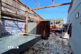 Một căn nhà bị mưa dông làm tốc mái hoàn toàn ở xã Thạnh An. (Ảnh: Thanh Liêm/TTXVN)