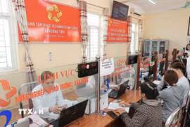Hoạt động giải quyết thủ tục hành chính tại Trung tâm Phục vụ hành chính công xã Hoằng Tiến (Thanh Hóa). (Ảnh: Minh Quyết/TTXVN)