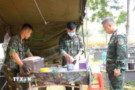 Lấy mẫu sinh phẩm ADN các liệt sĩ chưa xác định danh tính tại Nghĩa trang Quảng Uyên (xã Quảng Uyên, tỉnh Cao Bằng). (Ảnh: Chu Hiệu/TTXVN)