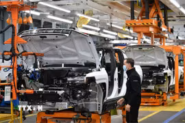 Dây chuyền sản xuất ôtô tại nhà máy của General Motors ở Detroit, Michigan (Mỹ). (Ảnh: AFP/TTXVN)