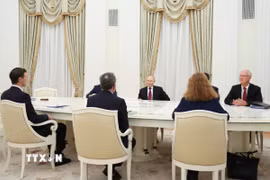 Tổng thống Nga Vladimir Putin và đặc phái viên của Tổng thống Mỹ Donald Trump, ông Steve Witkoff tại cuộc gặp ở Moskva tối 2/12/2025. (Ảnh: AA/TTXVN)