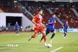 Tuyển Việt Nam (áo đỏ) có lợi thế rất lớn trước Thái Lan sau lượt đi chung kết ASEAN Cup 2026. (Ảnh: Phạm Hải/TTXVN)