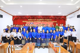 Các đại biểu chụp ảnh lưu niệm tại Tọa đàm “Đồng hành với thanh niên trong lập thân, lập nghiệp.” (Ảnh: Xuân Tú/TTXVN)