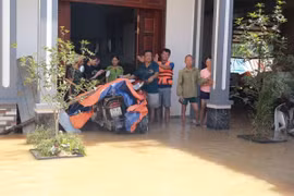 Nhiều hộ gia đình ở Đa Hội, xã Hợp Thịnh, tỉnh Bắc Ninh bị cô lập do nước lũ. (Ảnh: Phan Phương/TTXVN)