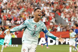 Ronaldo và Bồ Đào Nha sẽ phải "đại chiến" Tây Ban Nha ở vòng 1/8 World Cup 2026. (Ảnh: AFP/TTXVN)