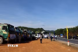 Các phương tiện máy móc sẵn sàng thi công Dự án mở rộng cao tốc Bắc-Nam phía Đông đoạn La Sơn-Hòa Liên. (Ảnh: Đỗ Trưởng/TTXVN)