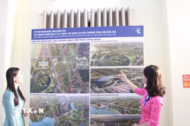 Người dân xem đồ án quy hoạch phân khu tỷ lệ 1/2.000 về “Xây dựng tái hiện thương cảng Phố Hiến xưa.” (Ảnh Mạnh Khánh/TTXVN)