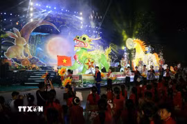 Hơn 30 mô hình đèn trung thu được diễn diễu tại chương trình “Mùa trăng yêu thương” năm 2026. (Ảnh: Trần Trang/TTXVN)