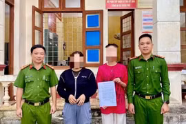 Chị Đ.T.V cùng gia đình đến trụ sở Công an xã Tuyên Phú gửi lá thư bày tỏ lòng biết ơn đến lực lượng Công an tỉnh Quảng Trị.