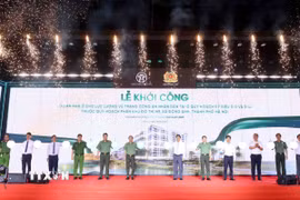 Các đại biểu thực hiện nghi thức khởi công Dự án nhà ở cho lực lượng vũ trang Công an nhân dân tại ô quy hoạch ký hiệu 3-2 và 3-4 thuộc quy hoạch phân khu Đô thị N9, xã Đông Anh, thành phố Hà Nội. (Ảnh: Phạm Kiên/TTXVN)
