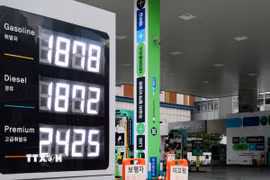 Giá xăng dầu được niêm yết tại trạm xăng ở Seoul, Hàn Quốc. (Ảnh: Yonhap/TTXVN phát)